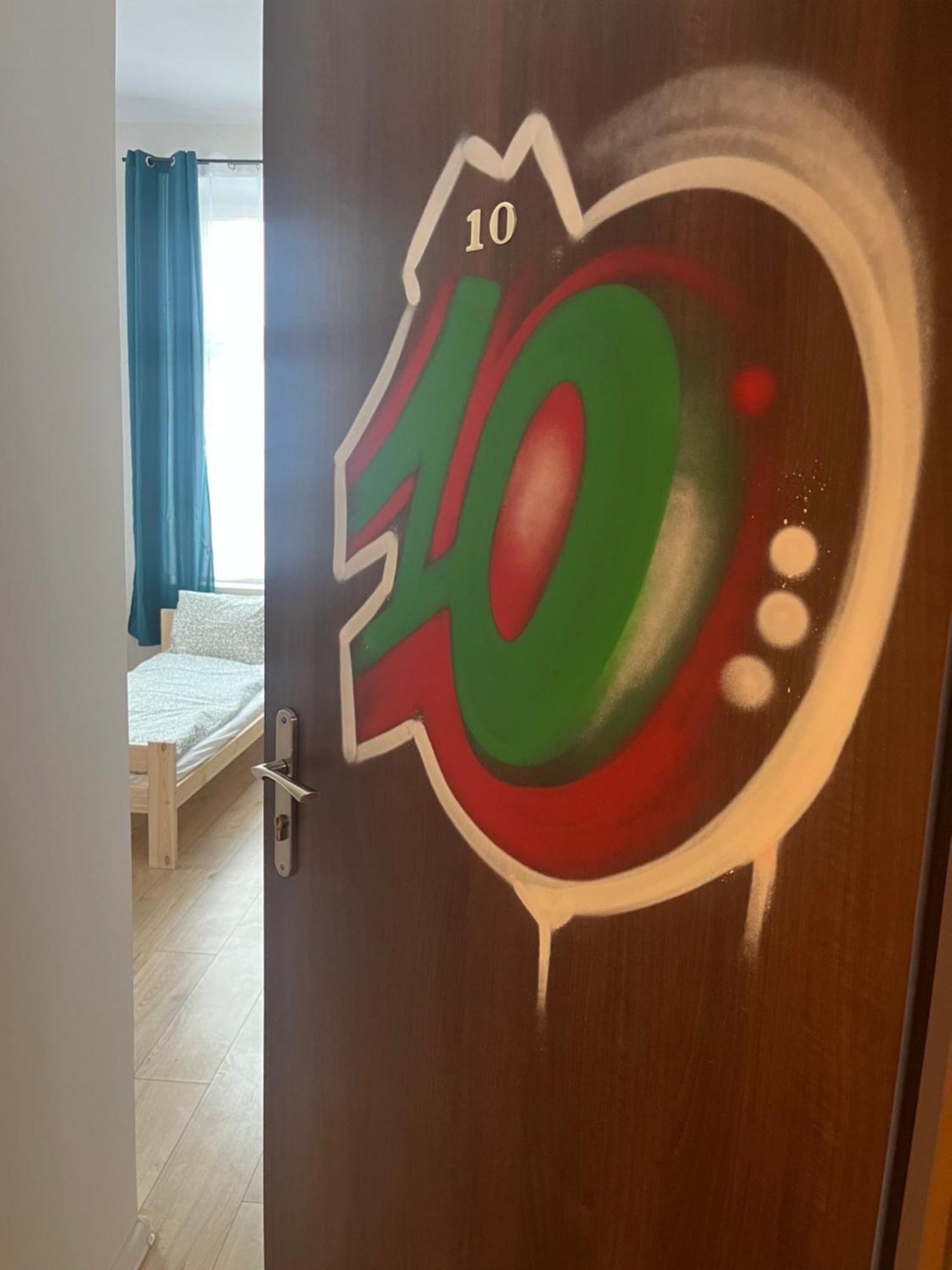 Hostel Graffiti คราคูฟ ภายนอก รูปภาพ