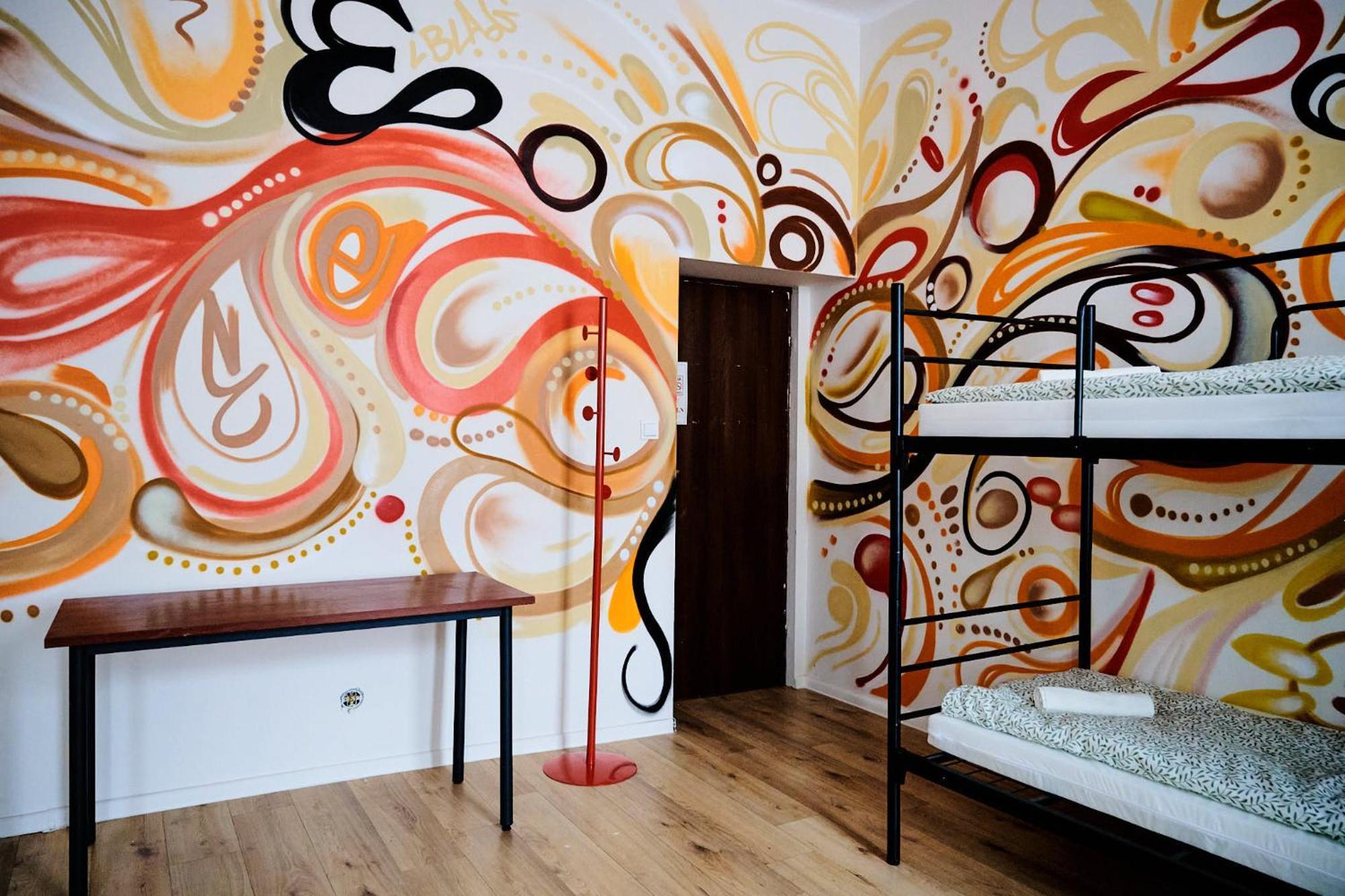 Hostel Graffiti คราคูฟ ภายนอก รูปภาพ