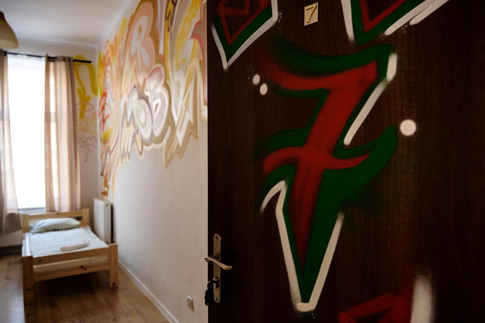 Hostel Graffiti คราคูฟ ภายนอก รูปภาพ
