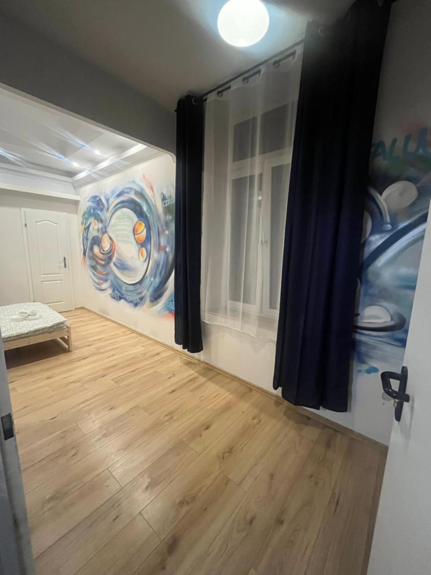 Hostel Graffiti คราคูฟ ภายนอก รูปภาพ